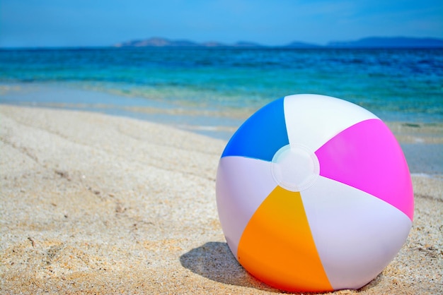 Foto close-up van een strandbal bij een turquoise kust