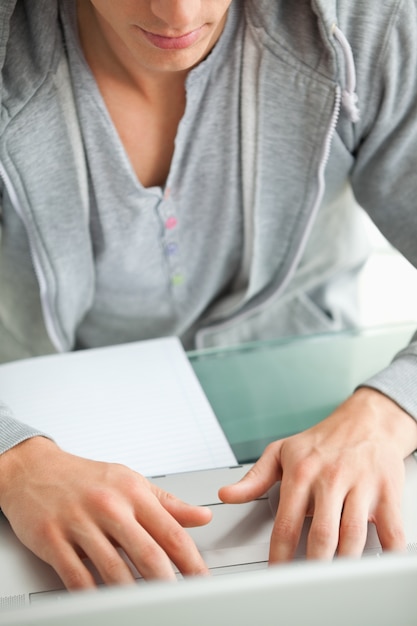 Foto close-up van een student huiswerk