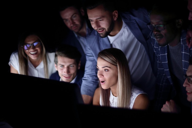 Close-up van een succesvol business team draait op computers het concept van teamwork