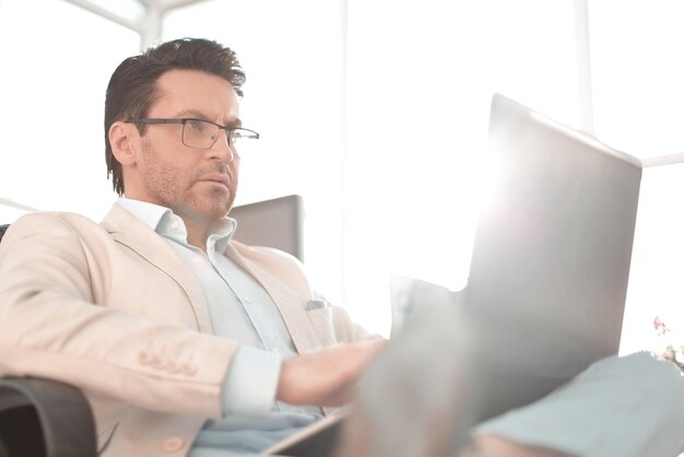 Close-up van een succesvolle man met een laptopmensen en technologie