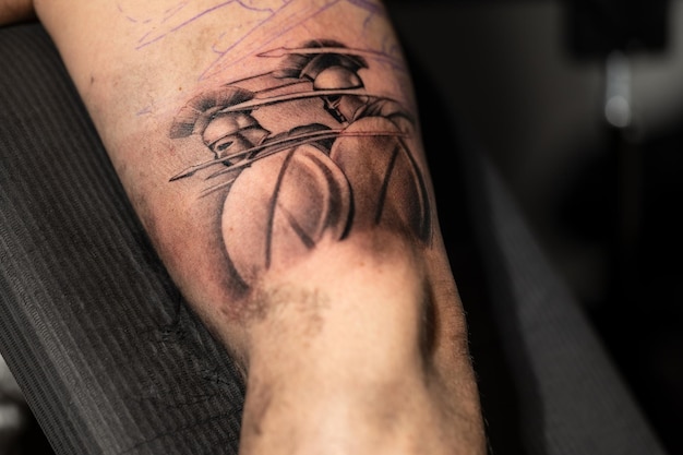 Close-up van een tatoeage van een Spartaanse krijger