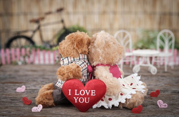 Foto close-up van een teddybeer met decoratie op een houten plank