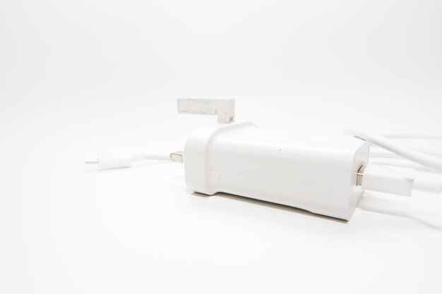 Close-up van een telefooncel op een witte achtergrond