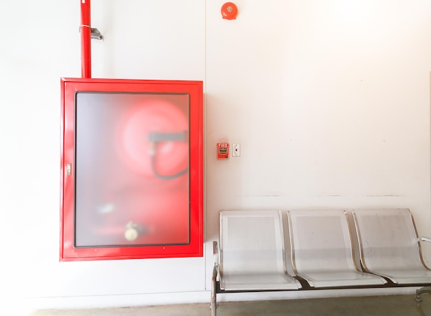 Close-up van een telefooncel tegen de muur