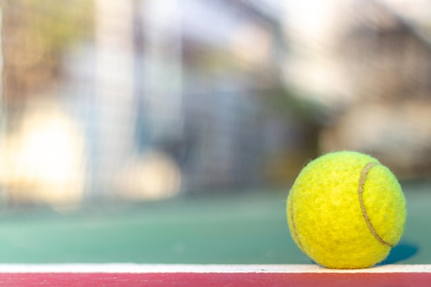 Close-up van een tennisbal op het veld