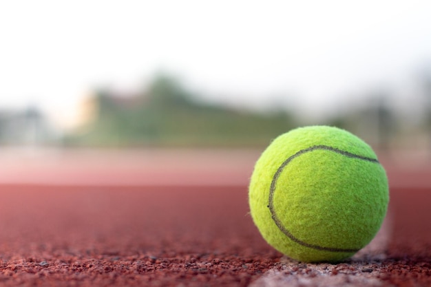Close-up van een tennisbal op het veld