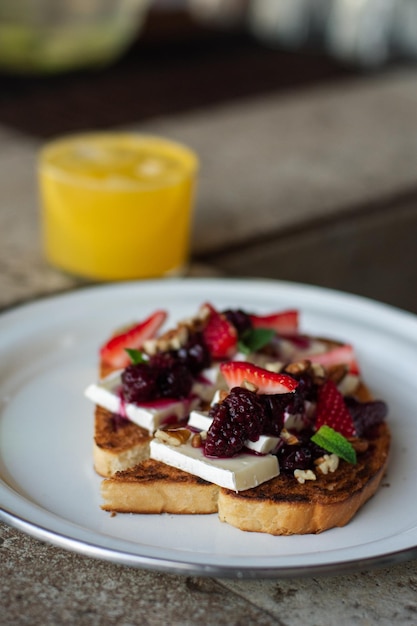 Close-up van een toast met gastronomische bessen voor het ontbijt