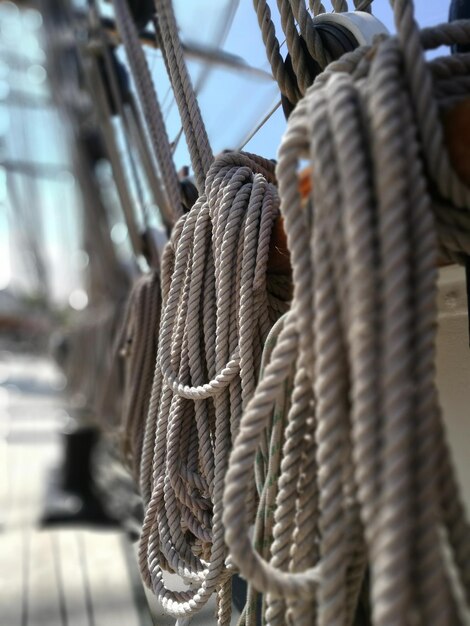 Foto close-up van een touw op een boot in de haven