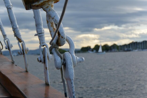 Foto close-up van een touw op een boot tegen de lucht