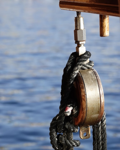 Foto close-up van een touw op een katrolle over zee