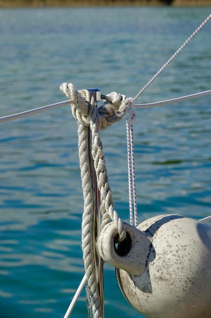Foto close-up van een touw vastgebonden aan een boei tegen de zee