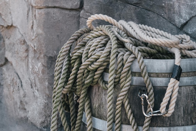Foto close-up van een touw vastgebonden aan een houten paal tegen de muur