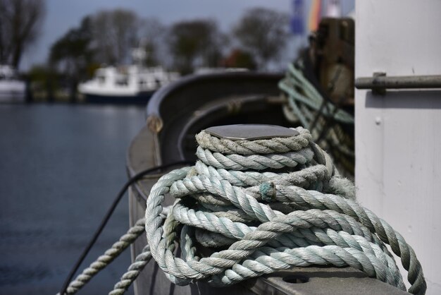 Foto close-up van een touw vastgebonden aan een houten paal