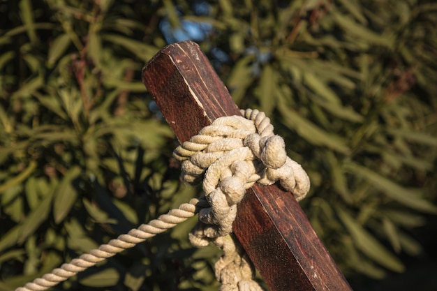 Foto close-up van een touw vastgebonden aan hout