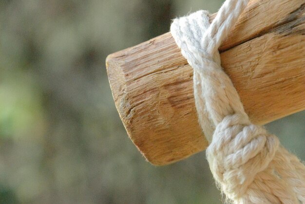 Foto close-up van een touw vastgebonden aan hout
