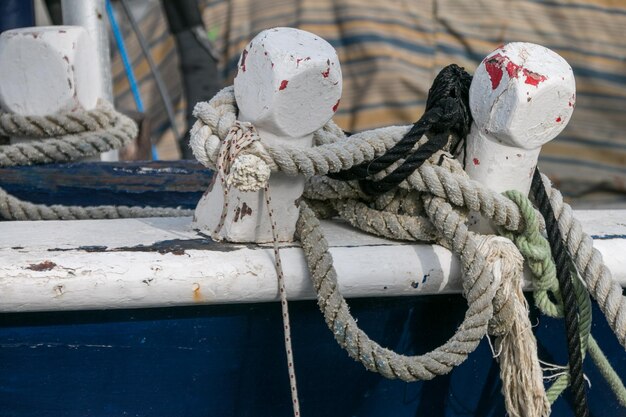 Foto close-up van een touw vastgebonden aan metaal