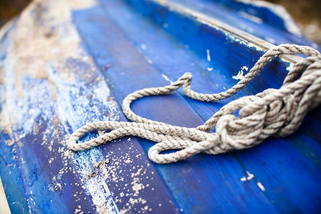 Foto close-up van een touw vastgebonden op een boot