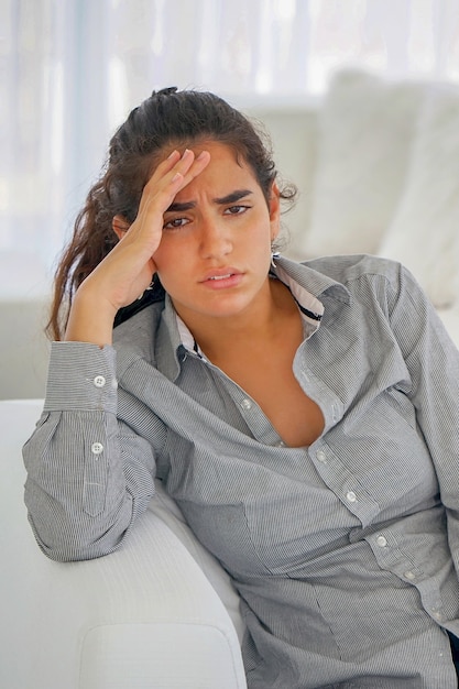 Close-up van een trieste en depressieve vrouw diep in gedachten