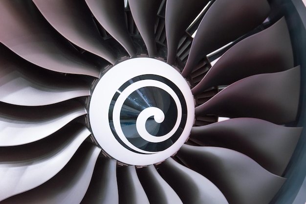 Close up van een turbofan turbinebladen straalmotor in modern vliegtuig warm schaduwlicht