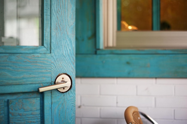 Foto close-up van een turquoise houten deur