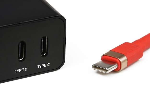 Close up van een USB type c kabel en type c poort adapter geïsoleerd op witte achtergrond Mobiele telefoon apparatuur concept