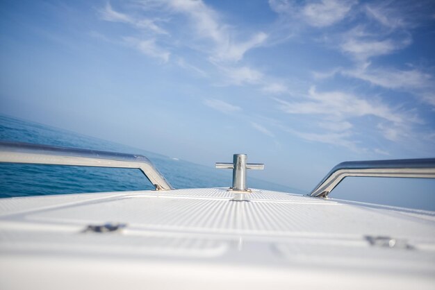 Foto close-up van een vaartuig op zee tegen de lucht