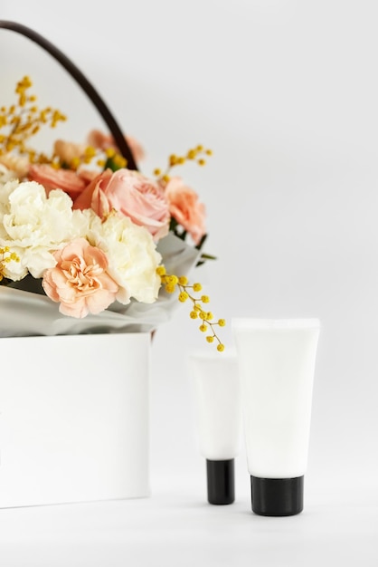 Foto close-up van een vaas op tafel tegen een witte achtergrond