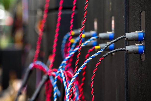Close-up van een veelkleurig touw dat aan een gebouw hangt