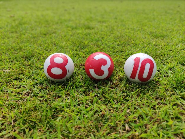 Close-up van een veelkleurige bal op het veld