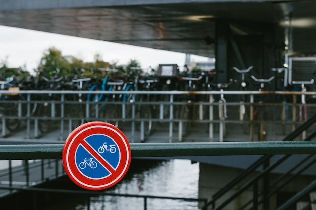 Foto close-up van een verkeersbord met een reling