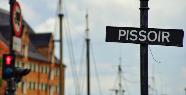 Close-up van een verkeersbord tegen de lucht