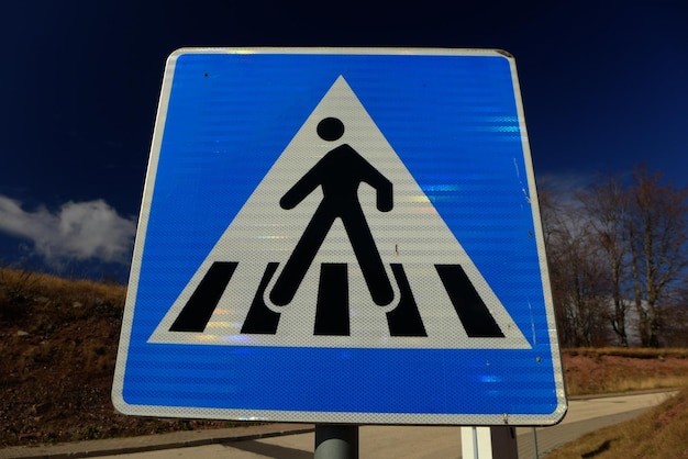 Close-up van een verkeersbord tegen een blauwe hemel