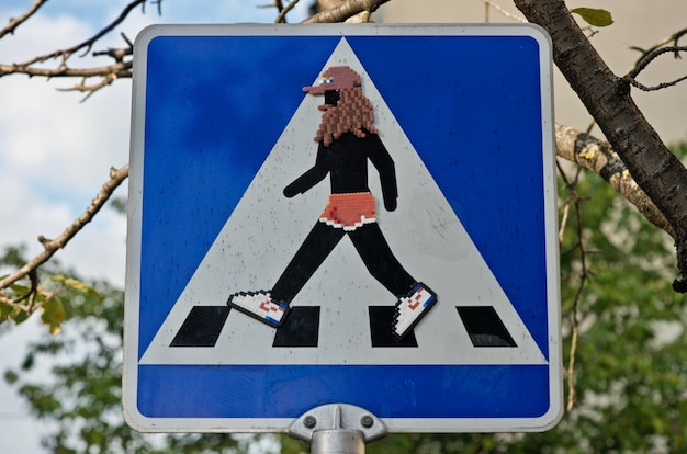 Foto close-up van een verkeersbord tegen een blauwe hemel