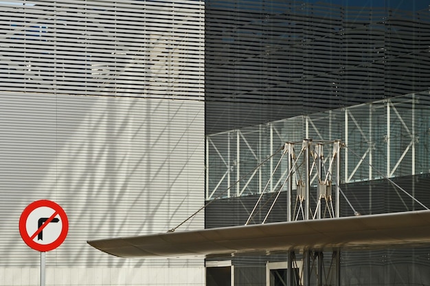 Close-up van een verkeersbord tegen een gebouw