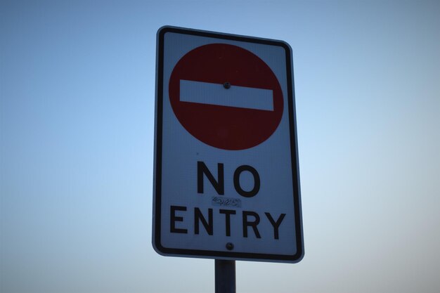 Foto close-up van een verkeersbord tegen een heldere lucht