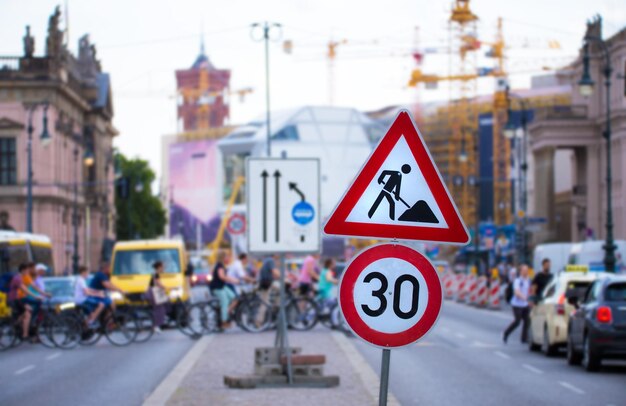 Close-up van een verkeersbord tegen gebouwen