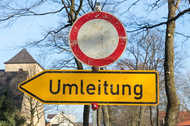 Close-up van een verkeersbord tegen kale bomen