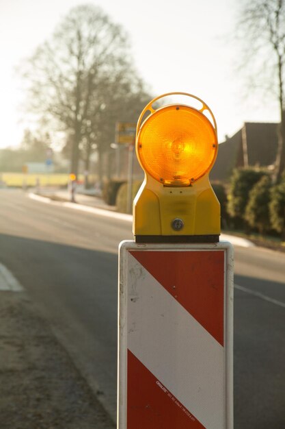 Foto close-up van een verkeerslicht op de weg