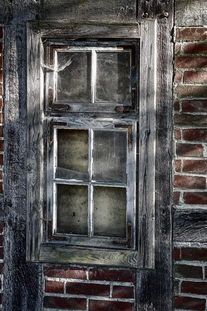 Foto close-up van een verlaten raam