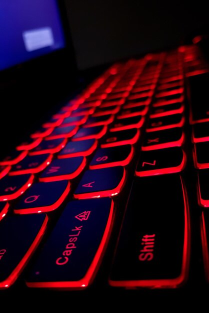 Foto close-up van een verlichte computertoetsenbord