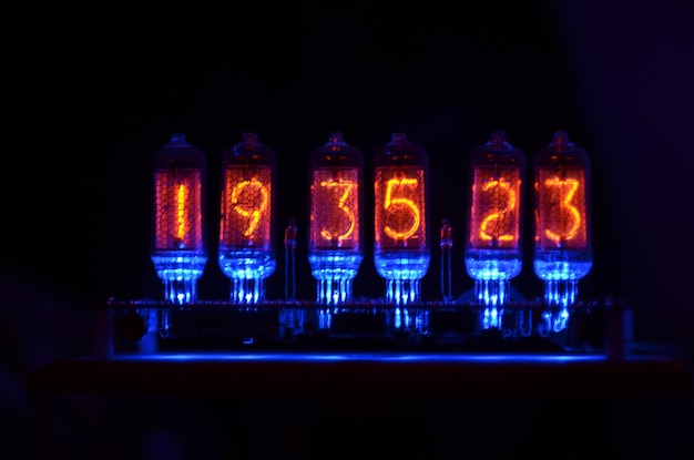 Foto close-up van een verlichte digitale klok in een donkere kamer