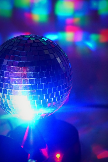 Foto close-up van een verlichte disco bal in een nachtclub
