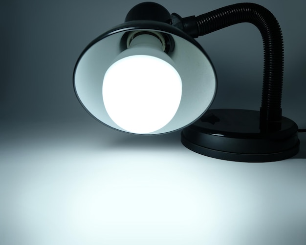 Close-up van een verlichte elektrische lamp op tafel