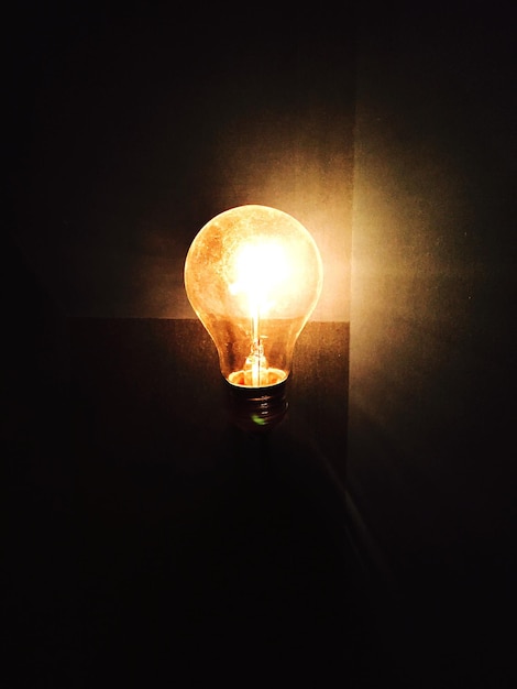 Close-up van een verlichte gloeilamp in een donkere kamer