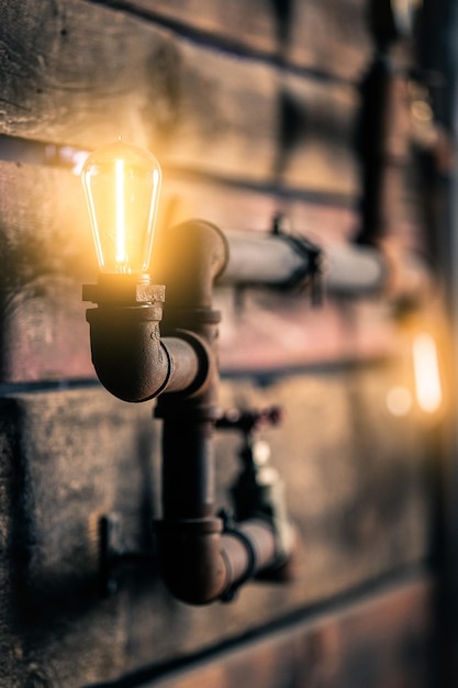 Foto close-up van een verlichte gloeilamp op de muur