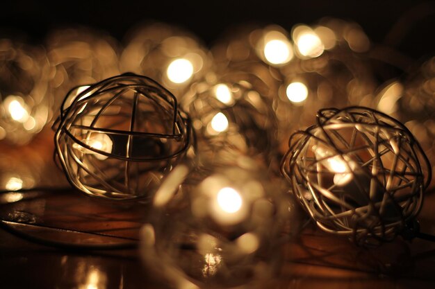 Close-up van een verlichte gloeilamp's nachts