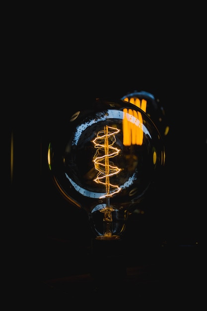 Close-up van een verlichte gloeilamp's nachts