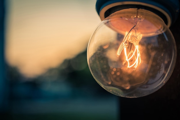 Foto close-up van een verlichte gloeilamp tegen de lucht