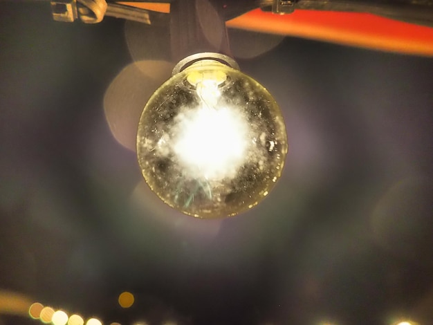 Foto close-up van een verlichte gloeilamp