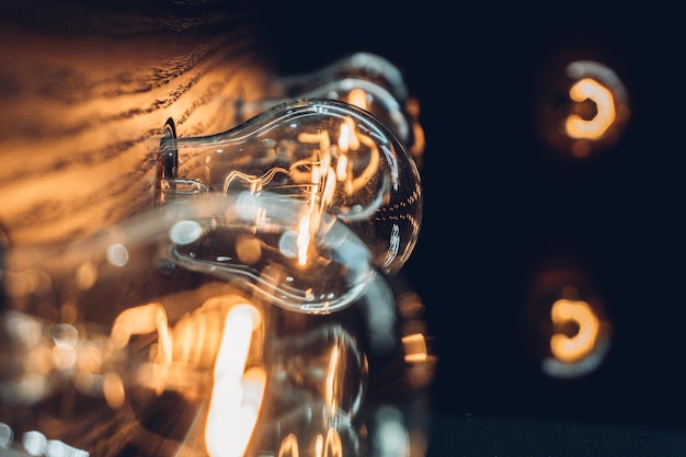 Close-up van een verlichte gloeilamp